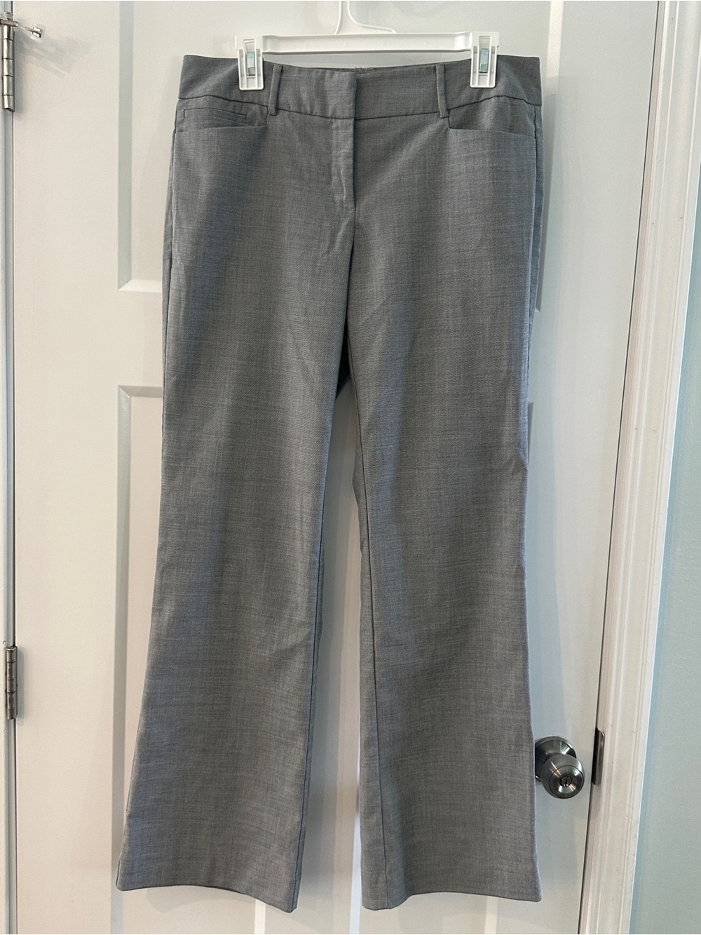 New York and Company Women’s light gray  Dress pants size 6 Average Length